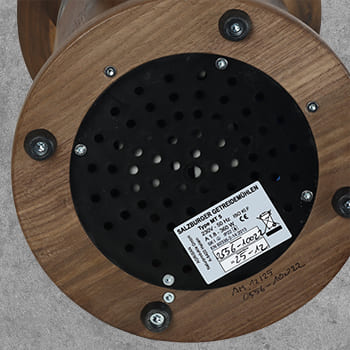 Am Gehäuseboden mit sehr großen Luftlöchern ist das Typenschild angebracht.