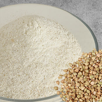 Heller Buchweizen wird superfein gemahlen mit der MT5.