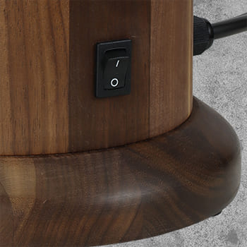 Der einfache Kippschalter so schlicht im Design wie die ganze Getreidemühle 