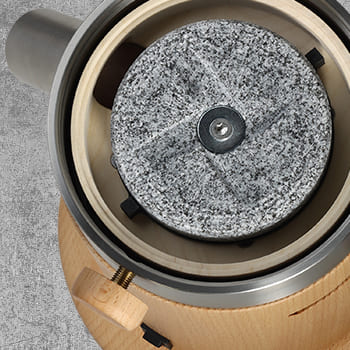 Der drehende Mahlstein aus Naturstein Granit von Hand bearbeitet