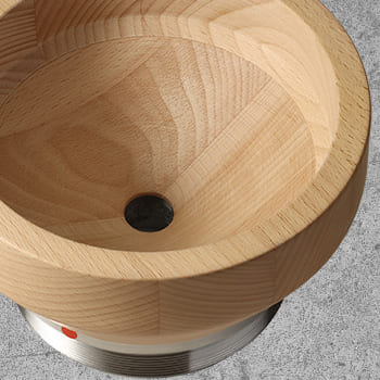 Der massive Trichter faßt bis zu 800 Gramm Getreide.