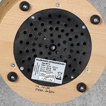 Am Gehäuseboden mit sehr großen Luftlöchern ist das Typenschild angebracht.