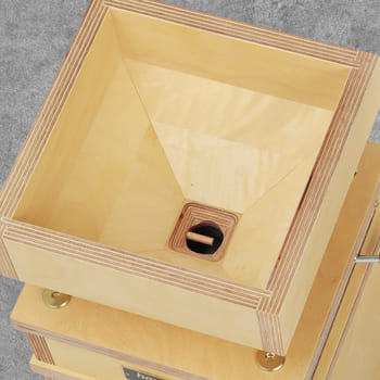 Der Trichter für 1,3 kg spricht für das Mahlen großer Mengen.