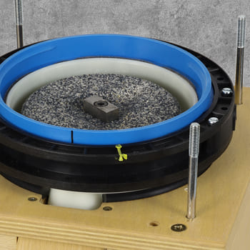 Drehender Mahlstein in der Mahlkammer aus lebensmittelechtem Kunststoff