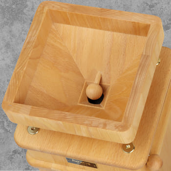 Der Trichter für 1,3 kg spricht für das Mahlen großer Mengen.