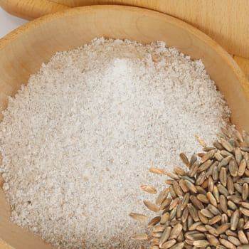 Selbst die großen, harten Kichererbsen werden auch fein gemahlen.