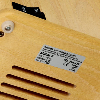 Das Typenschild ist unten am Gehäuseboden aus Buche Vollholz angebracht.