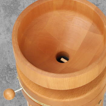 Der sauber gedrechselte Trichter faßt bis zu 1,1kg Getreide.