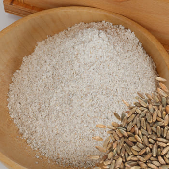 Selbst die großen, harten Kichererbsen werden auch fein gemahlen.