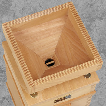 Der Trichter für 1,5 kg spricht für das Mahlen großer Mengen.