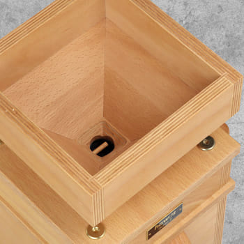 Der Trichter für 1,5 kg spricht für das Mahlen großer Mengen.