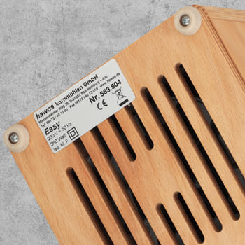 Das Typenschild ist unten am Gehäuseboden aus Buche Multiplex angebracht.